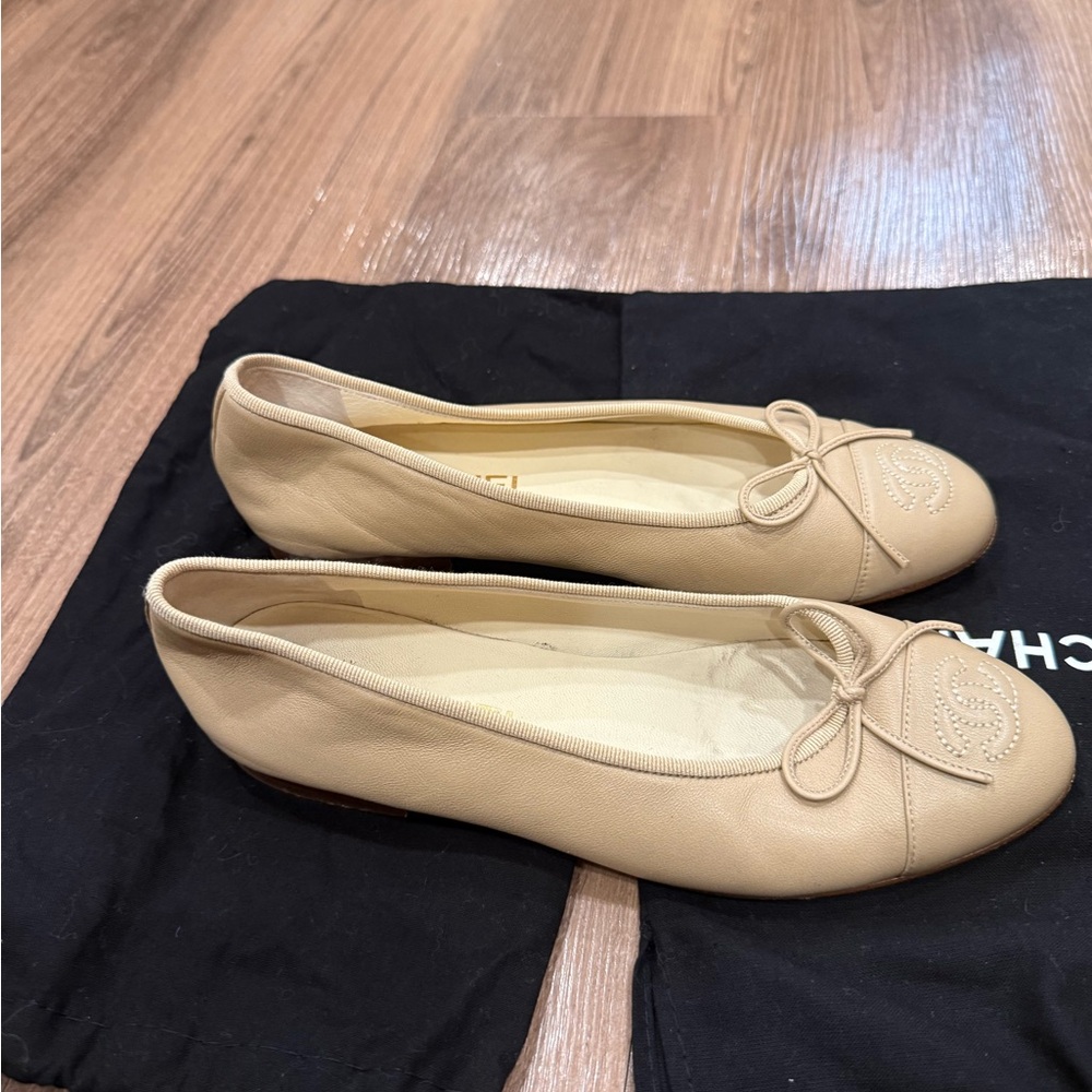 CHANEL beige ballet flats - Picture 2 of 9